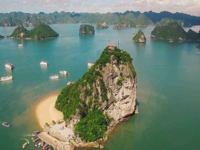 Signature_Halong_day_trip_bamboo_Titop_island